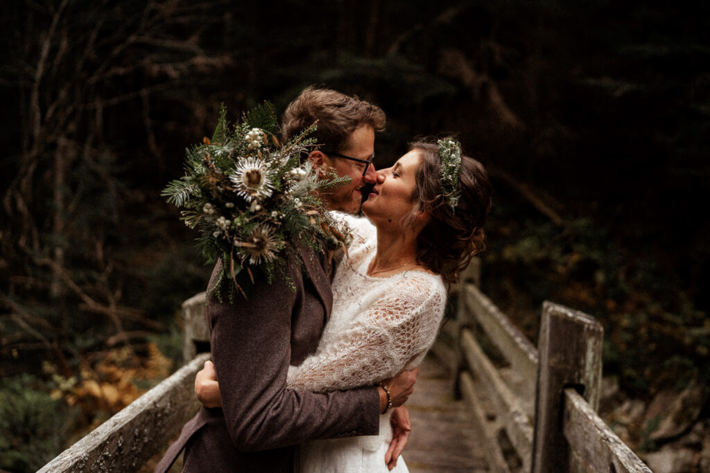 Paar heiratet im Wald im Boho Style
