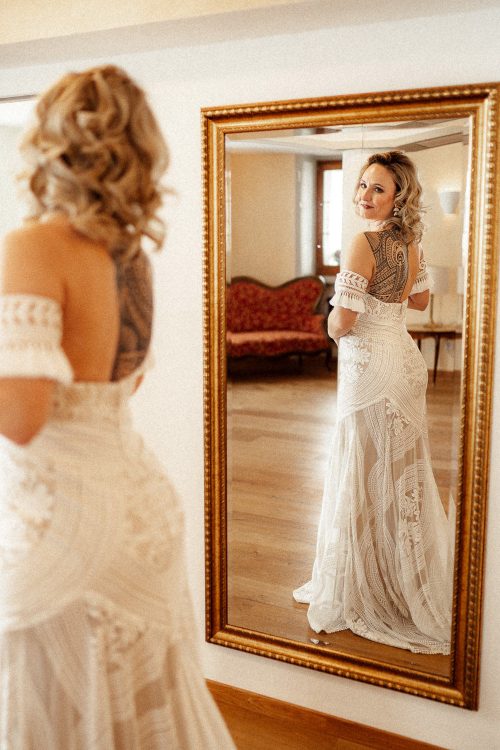 Braut bewundert sich im Spiegel